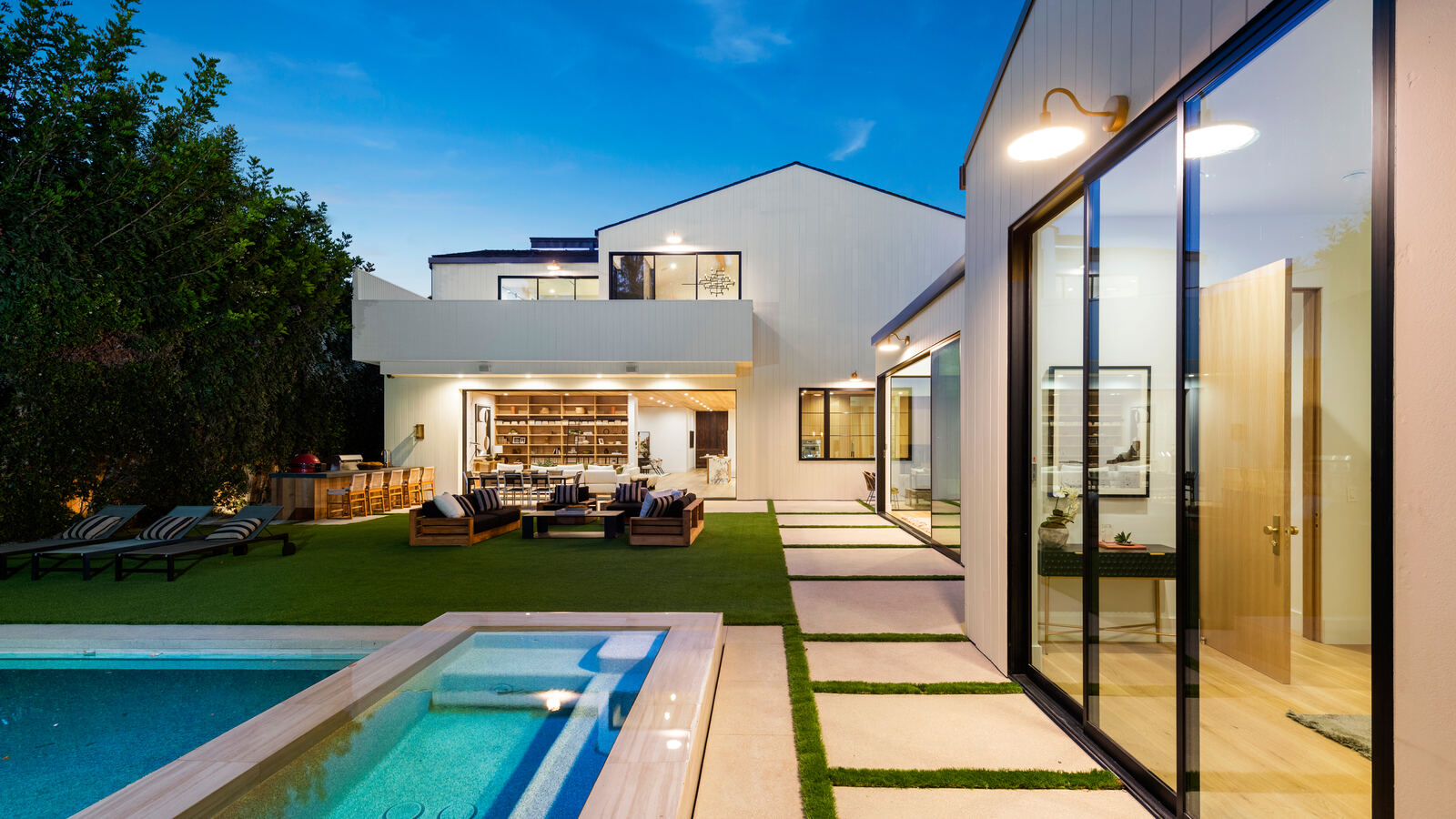 Modern Los Angeles backyard with a spa, lawn and outdoor seating
